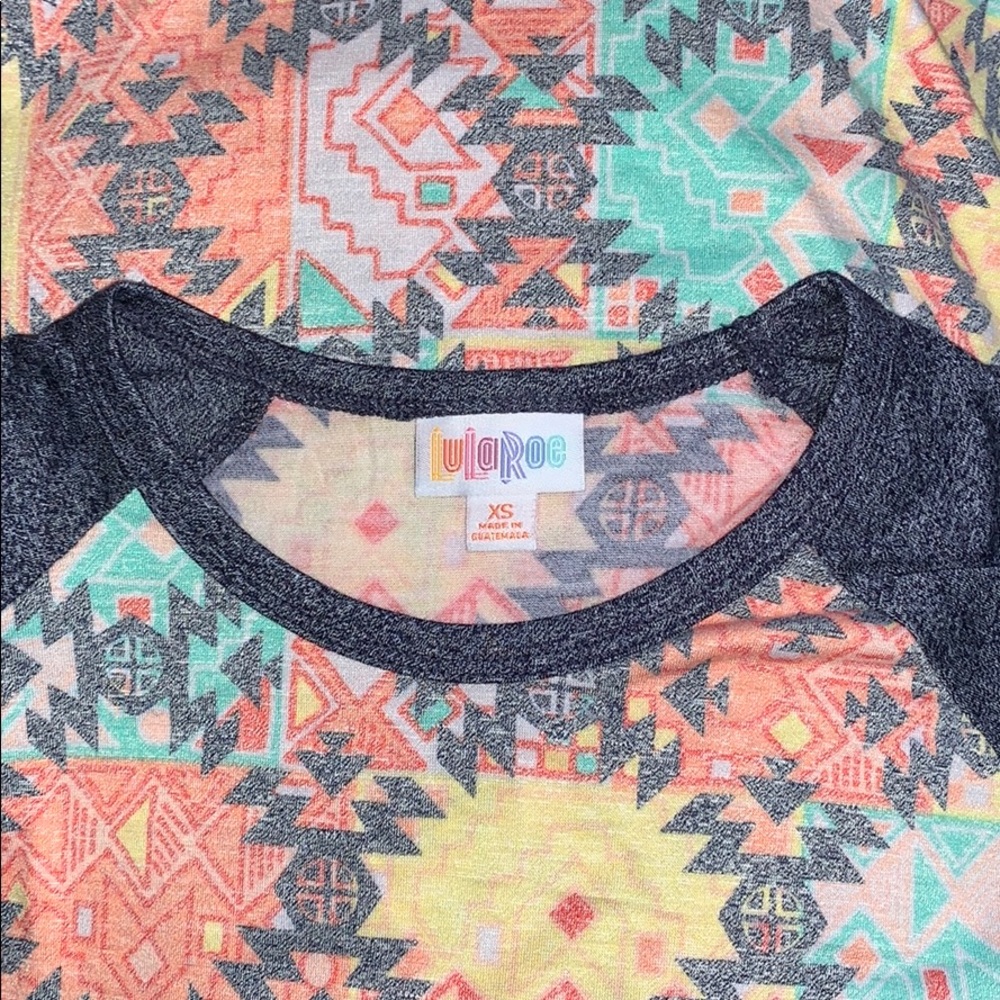 🔥 Lularoe Randy Raglan Tee Shirt Multi Geo Print - Picture 3 of 7